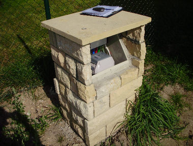 Umístění řídící jednotky ČOV EKO SBR BIO ve zděném pilíři