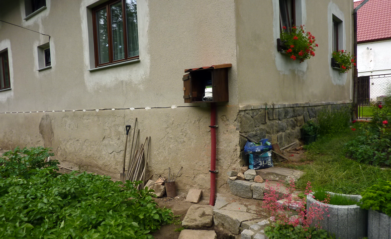 Umístění řídící jednotky ČOV EKO SBR BIO na zdi domu