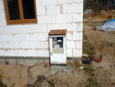 Řídící jednotka ČOV EKO SBR BIO nevhodně umístěná nízko nad zemí