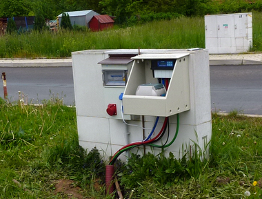 Řídící jednotka ČOV EKO SBR BIO nevhodně umístěná nízko nad zemí