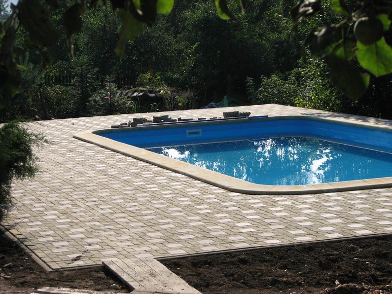 Bazén - Turnov, postupná pokládka dlažby