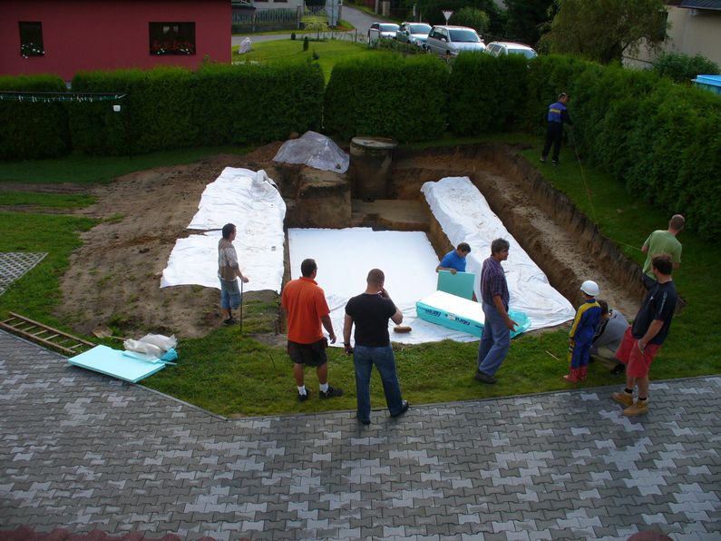 Bazén - pokládka polystyrenu pod bazén