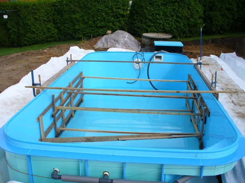 Bazén - postupné napouštění a obetonování