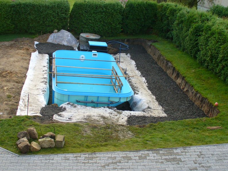 Bazén - postupné napouštění a obetonování