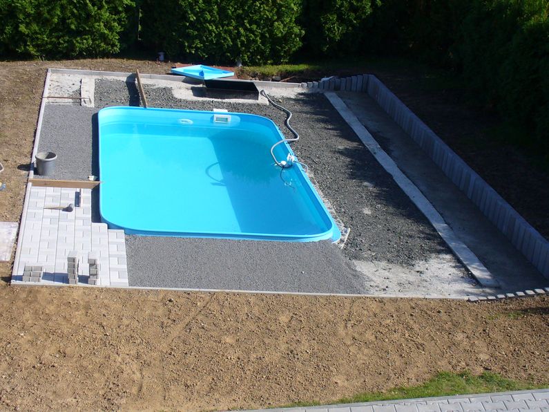 Bazén - postupná pokládka dlažby