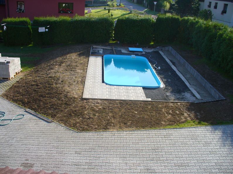Bazén - postupná pokládka dlažby