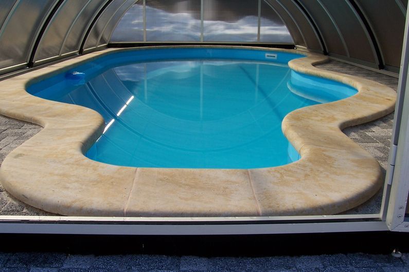 Bazén tvar ledvina s lemovým kamenem