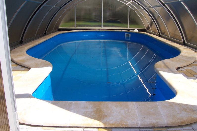 Bazén ovál se schodištěm, Mnichovo Hradiště