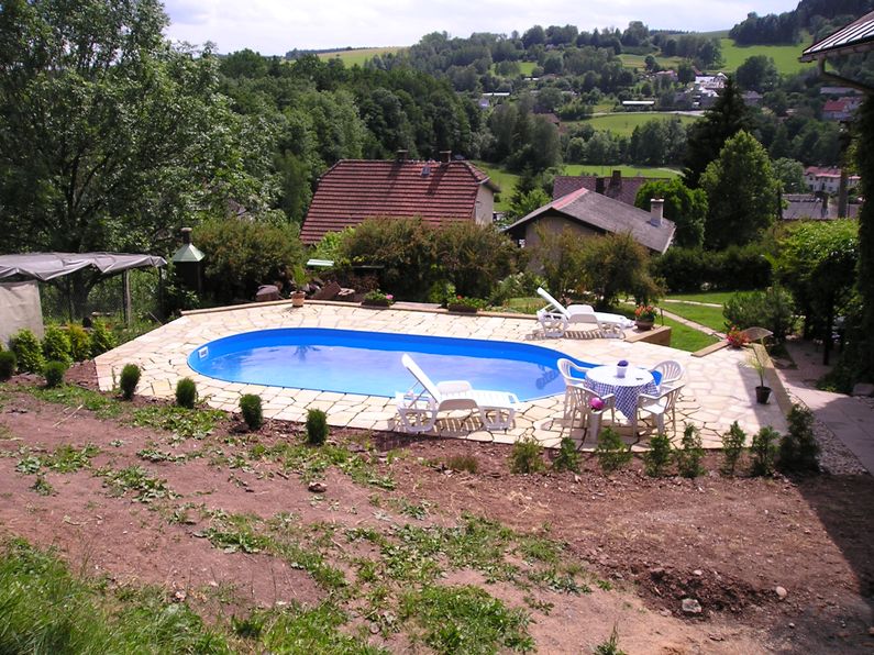 Bazén ovál s vnějším schodištěm, Semily