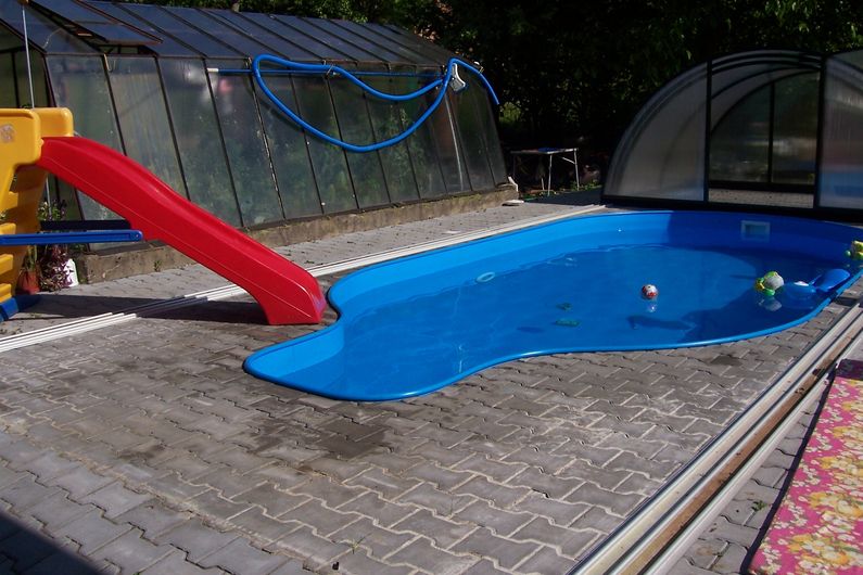 Bazén ovál s vnějším schodištěm