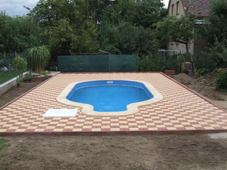 Bazén ovál s vnějším schodištěm, Praha