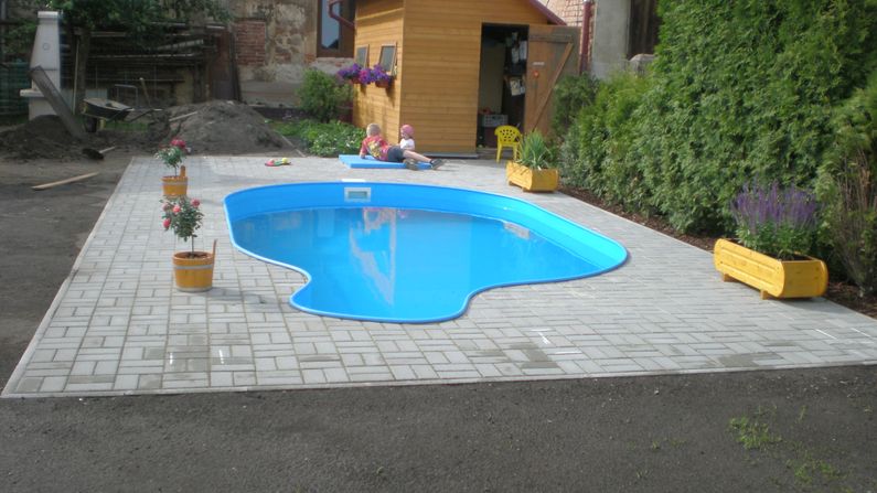 Bazén, ovál s vyoseným schodištěm