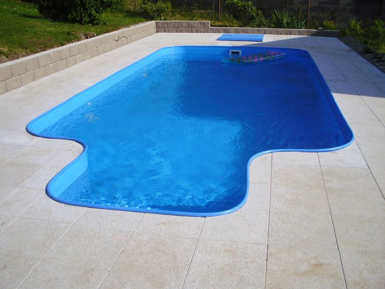 Bazén obdélník s vnějším schodištěm, Železný Brod