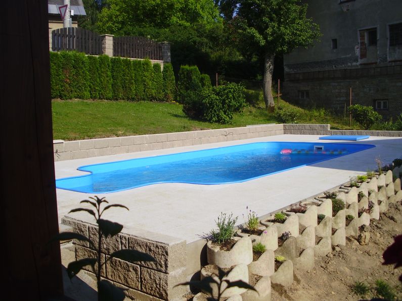 Bazén obdélník, realizace ve svahu