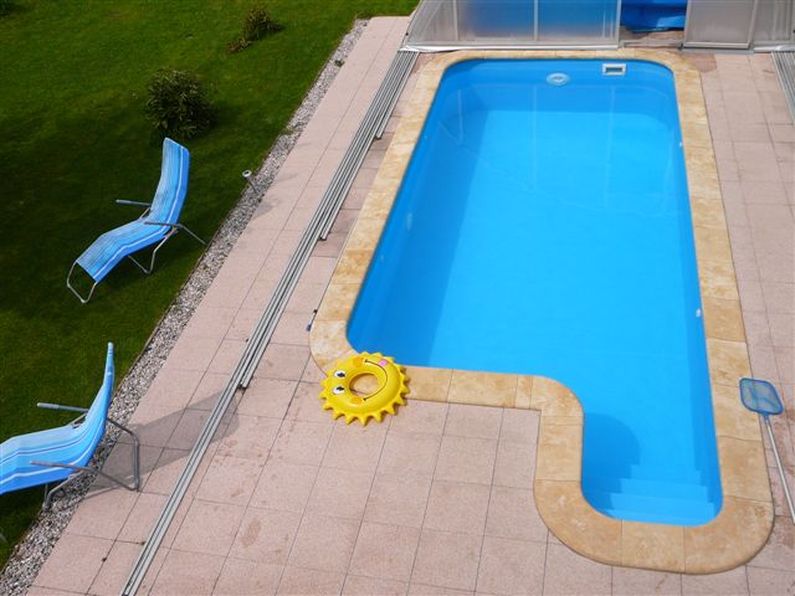 Bazén obdélnník se schodištěm u hrany