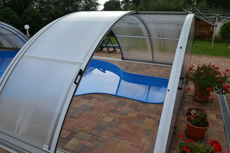 Bazén ovál s vnějším schodištěm