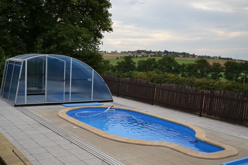 Bazén ovál se schodištěm