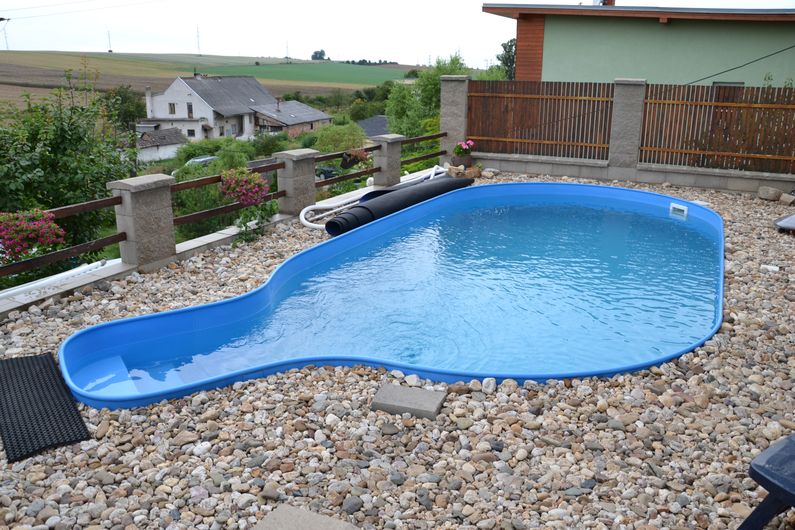 Bazén ovál + vyosené schodiště