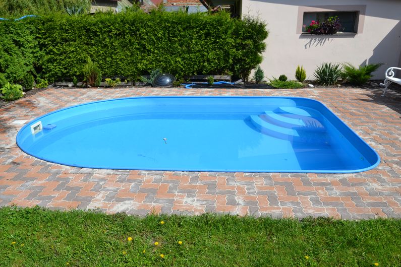 Bazén oválo-obdélník s vnitřním schodištěm