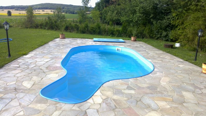 Bazén s vyoseným schodištěm