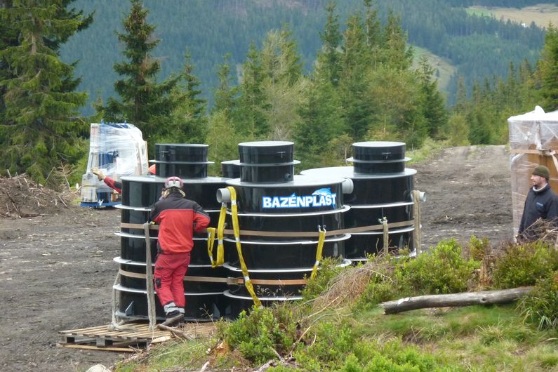 Příprava našich čistíren na převoz vrtulníkem