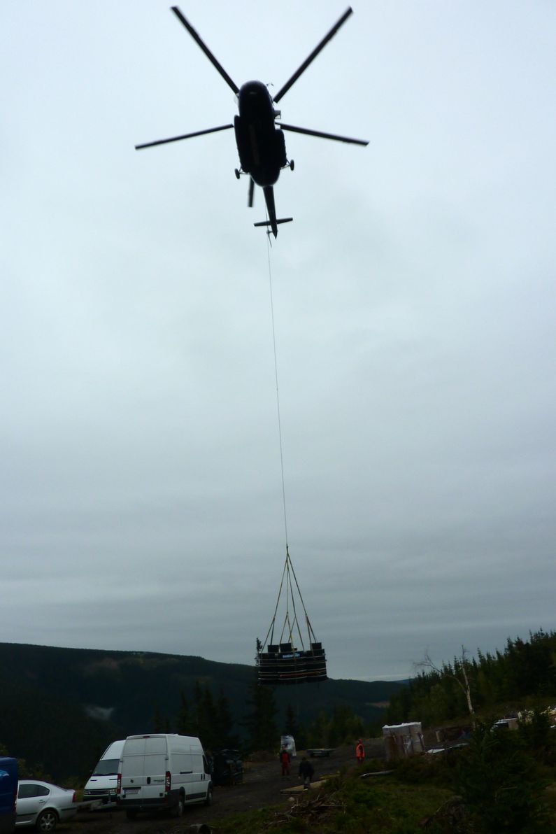 Přeprava našich čistíren vrtulníkem