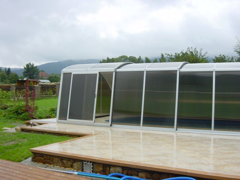 Zastřešení Ravena, boční vstup