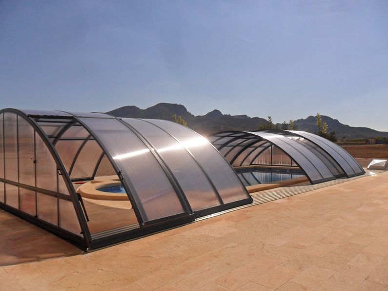 Zastřešení Universe, čirý polykarb, antracitový profil