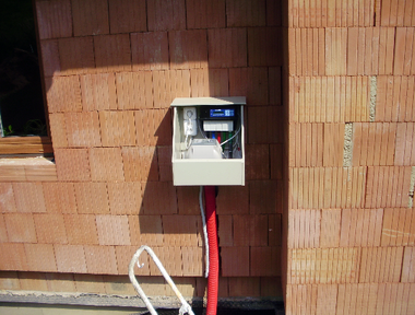 Umístění řídící jednotky ČOV EKO SBR BIO na zdi rodinného domu