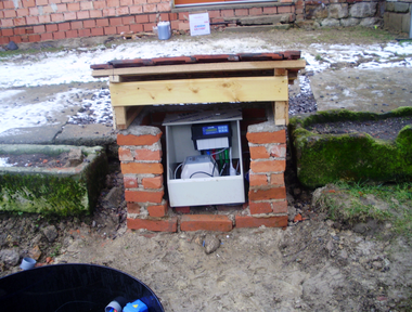 Řídící jednotka ČOV EKO SBR BIO nevhodně umístěná nízko nad zemí